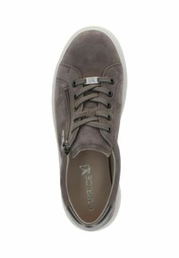 Sneaker in suede grigio con punta rotonda, chiusura con lacci, occhielli in argento e zip laterale. Suola in gomma bianca. Logo "Caprice" in argento all'interno.