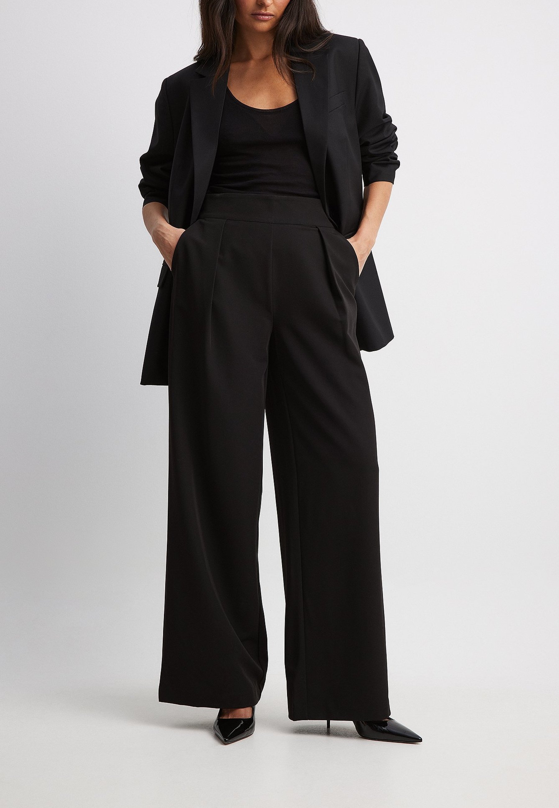 NA-KD HOCHGESCHNITTENE MIT WEITEN BEINEN Broek black/zwart