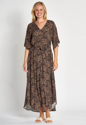 Maxikleid mit Leopardenmuster in Braun und Schwarz, ausgestattet mit V-Ausschnitt, kurzen Ärmeln, elastischer Taille und einem fließenden Saum. Weiche Stofftextur.