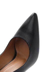 Punta in finta pelle nera con design aperto laterale e rivestimento interno liscio, caratterizzata da una silhouette elegante e una texture sottile.