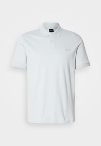 Polo gris clair à manches courtes avec deux boutons, col et poignets en côte et logo "BOSS" discret sur la poitrine.