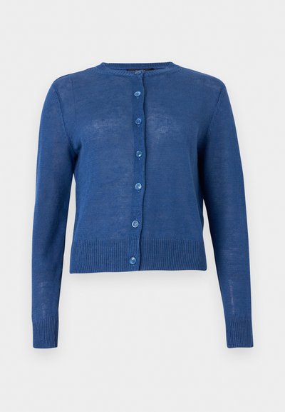 Μπλε μακρυμάνικη ζακέτα με κουμπιά, στρογγυλή λαιμόκοψη και ριμπ μανσέτες και τελείωμα, εμφανίζεται σε απλό φωτεινό φόντο.