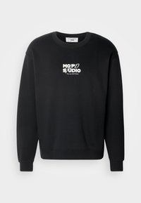 Sweat-shirt noir à col rond avec le texte blanc "MOP'D STUDIO You Are INVITED" centré sur la poitrine, doté de poignets et d'un ourlet côtelés.