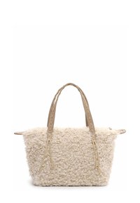 tekstūruotas kremiškas krepšys su pūkuota, garbanota medžiaga; turi šviesiai rudos odos rankenas su perforacijomis ir dvi šonines kilpas pritvirtinimui.