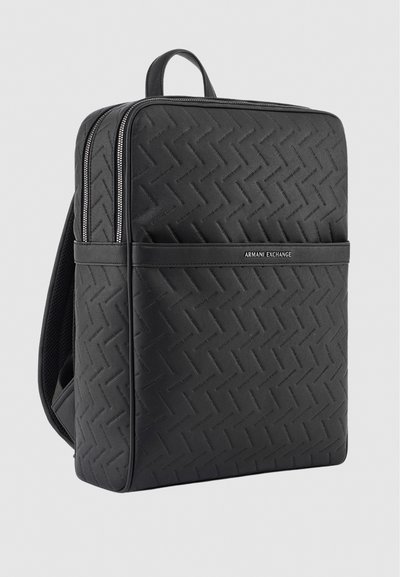 Черна раница Armani Exchange с релефен зигзагообразен мотив, преден джоб с цип, горна дръжка и подплатени презрамки.