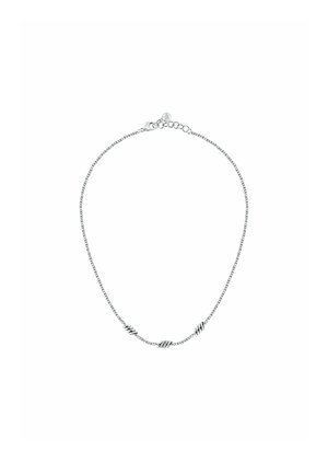 Collana in argento con accenti attorcigliati al centro, chiusura a gancio e lunghezza regolabile. Texture liscia e lucida.