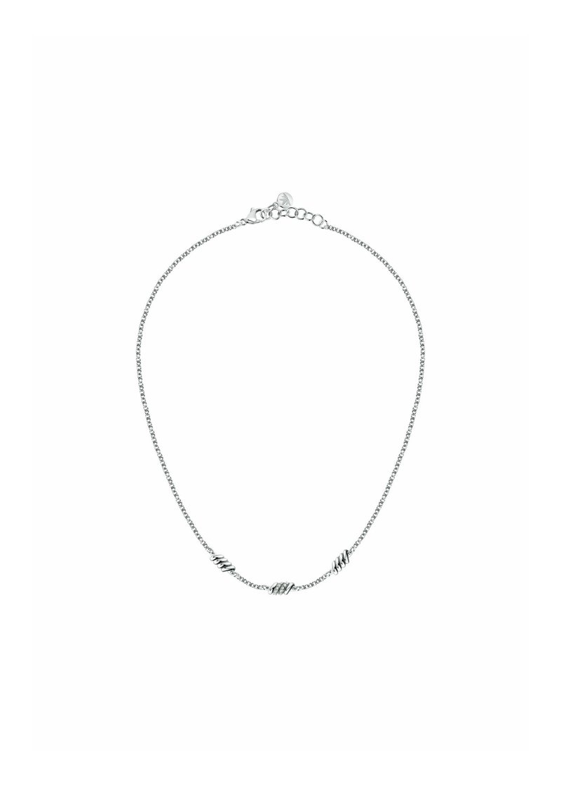 Collana in argento con accenti attorcigliati al centro, chiusura a gancio e lunghezza regolabile. Texture liscia e lucida.