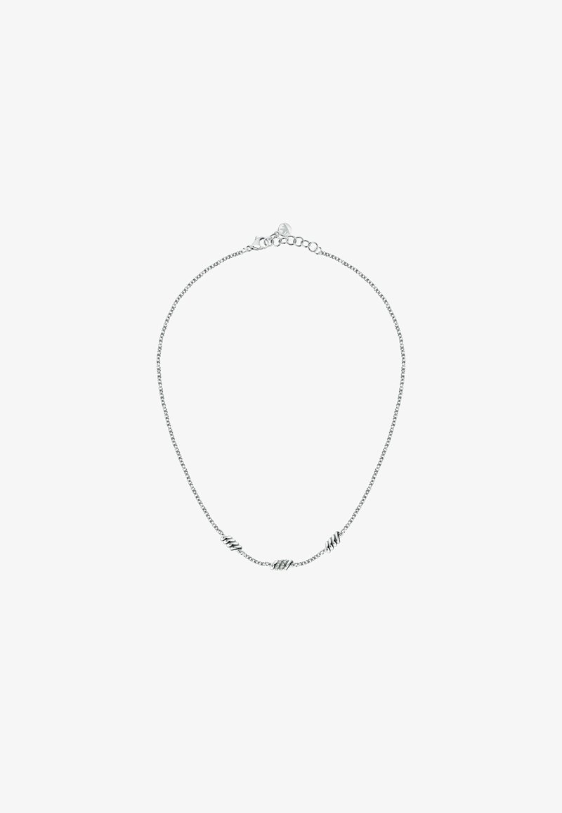 Collana in argento con accenti attorcigliati al centro, chiusura a gancio e lunghezza regolabile. Texture liscia e lucida.