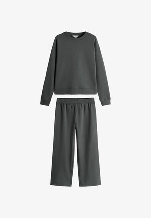 Sudadera de manga larga color gris oscuro con cuello redondo y pantalones anchos de talle elástico a juego, dispuestos sobre un fondo blanco.