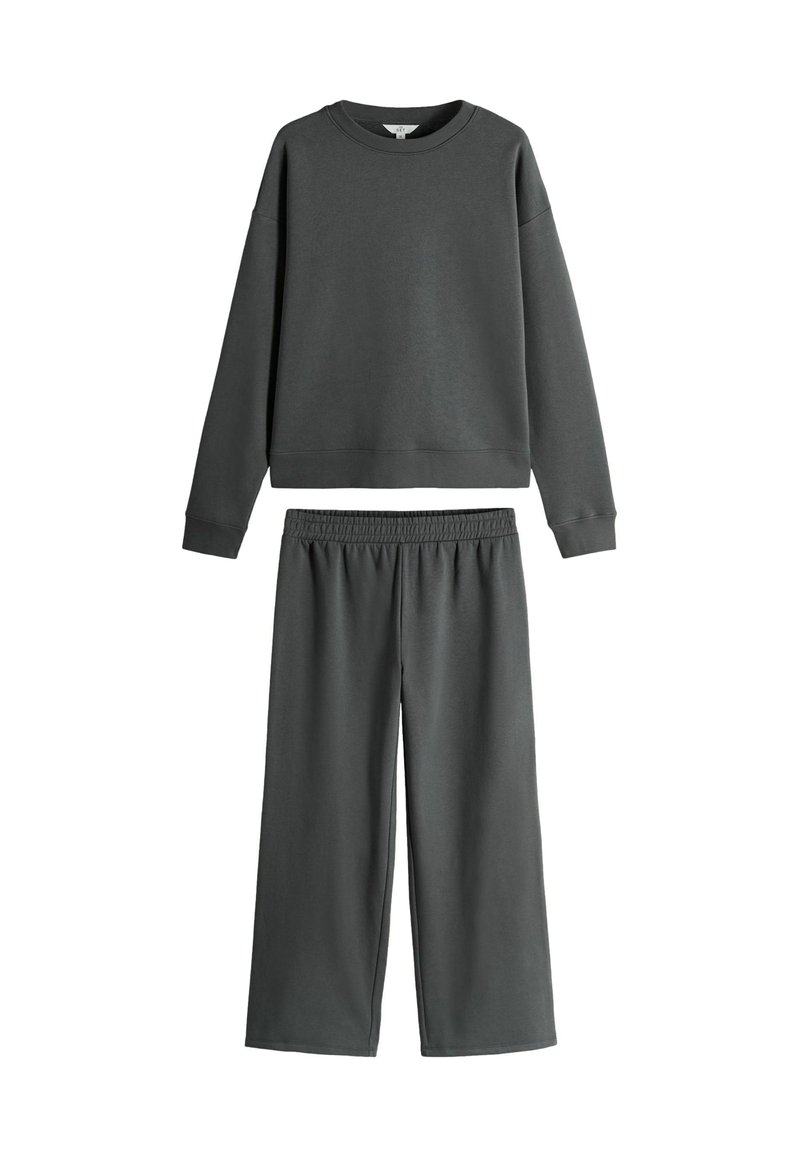 Un sweatshirt à col rond à manches longues gris foncé avec un pantalon à taille élastique et jambes larges assorti, posé à plat sur un fond blanc.