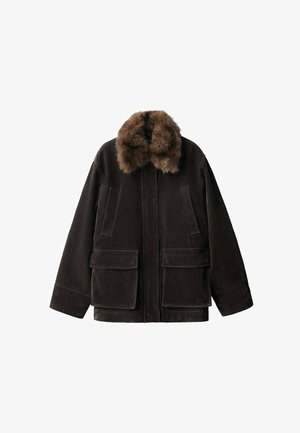 Bruine suede jas met een faux fur kraag, twee achterkantzakken en een relaxte pasvorm. Heeft een minimalistisch ontwerp en een stevige constructie.