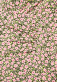 Tecido de vestido floral com pequenas flores cor-de-rosa e folhas verdes sobre um fundo verde-oliva claro, com textura de franzido visível.