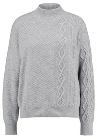 Šedý pletený svetr s vysokým výstřihem, texturovaným pletením a kabelkovými akcenty na jedné straně. Uvolněný střih s žebrovanými manžetami.