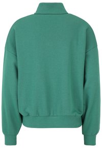 Pullover overdimensionato verde con collo alto, polsini e orlo a costine. Realizzato in un morbido tessuto testurizzato. Vista posteriore.