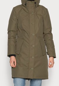 Olivgrön, knälång jacka med hög krage, framknappar, två sidofickor och justerbara dragsnören vid huvan.