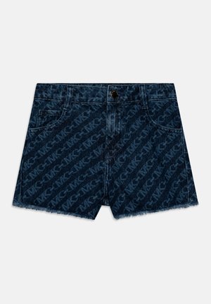 Shorts in denim di colore blu scuro con un motivo a logo ripetuto, caratterizzati da orli sfrangiati e un classico design a cinque tasche. Chiusura con bottone metallico.