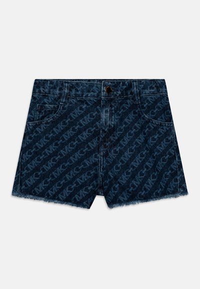 Pantalones cortos de mezclilla en azul oscuro con un patrón de logotipos repetido, con dobladillos deshilachados y un diseño clásico de cinco bolsillos. Cierre de botón metálico.