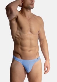 Hellblauer Tanga aus weichem Stoff, mit passgenauer Form, glatter Textur und ohne auffällige Muster oder Verzierungen.
