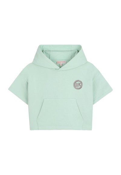 Lichtgroene cropped hoodie van zacht materiaal met een voorvak en een zilveren logo-accent op de borst. Korte mouwen, losse pasvorm.