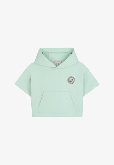 Lichtgroene cropped hoodie van zacht materiaal met een voorvak en een zilveren logo-accent op de borst. Korte mouwen, losse pasvorm.