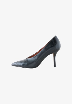 Čierna kožená špicatá topánka na vysokom opätku so šitým vzorom a tenkým ihličkovým opätkom, zobrazená z profilu na bielom pozadí.