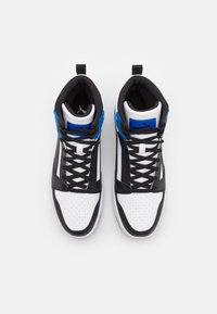 Høye sneakers med et svart, hvitt og blått fargevalg; har perforert hvit tå, svarte lærdetaljer og flate svarte snøringer.