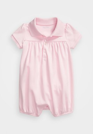 Mono corto de manga corta color rosa pálido con cuello tipo polo, tapeta de botones, cintura fruncida y aberturas elásticas en las piernas, fabricado con suave tejido de algodón.
