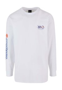 Langärmliges weißes T-Shirt aus Baumwolle mit einem kleinen Grafikdesign auf der Brust und blauer Schrift mit dem Aufdruck "Basketball" auf dem Ärmel.