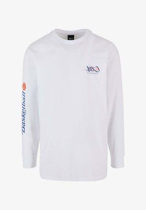 Langärmliges weißes T-Shirt aus Baumwolle mit einem kleinen Grafikdesign auf der Brust und blauer Schrift mit dem Aufdruck "Basketball" auf dem Ärmel.