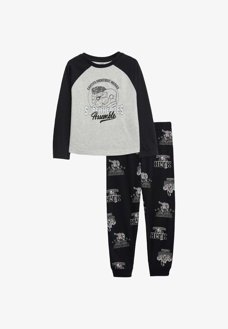 Chemise grise à manches longues avec des manches raglan noires présentant un graphique de super-héros ; pantalon noir avec un imprimé de super-héros blanc et des chevilles resserrées.