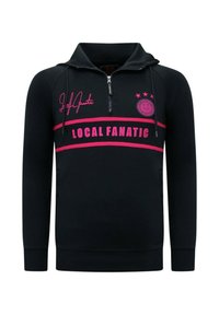 Zwarte hoodie met rits en capuchon, voorzien van roze letters en accenten. Heeft een logo, drie sterren en een gestreept ontwerp over de borst.