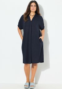 Ulla Popken SHORT SLEEVE V-NECK - Vardagsklänning - marine