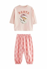Conjunto de pijama rosa con camiseta de manga corta que presenta un gráfico de Santa y letras esponjosas; los pantalones tienen un patrón de cuadros rosa y una cintura elástica.