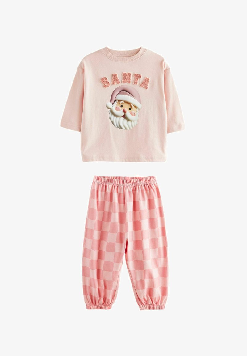 Ensemble de pyjama rose avec un haut à manches courtes affichant un graphique de Santa et des lettres duveteuses ; le pantalon a un motif à carreaux roses et une taille élastique.