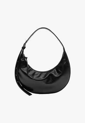 Zwarte leren handtas met een gebogen vorm, een gladde textuur en verstelbare riem met knoopaccenten langs één zijde.