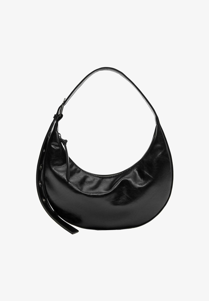 Geantă de mână din piele neagră, cu formă curbată, textură fină și curea reglabilă cu accente de nasturi pe o parte.