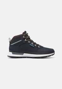 Botas altas navy de cuero texturizado, con acentos en rojo y gris contrastantes, ojales metálicos y una suela blanca con un agarre estampado.