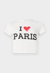 Tricou scurt, cu mânecă scurtă, alb, cropt, cu inscripția "I ♥ FUTURE PARIS" imprimată, un grafic al unui inimă roșie care include cuvântul "FUTURE" în interior.