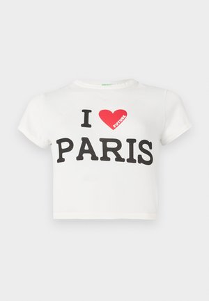 T-shirt court à manches courtes blanche avec "I ♥ FUTURE PARIS" imprimé, graphique d'un cœur rouge incluant le mot "FUTURE" à l'intérieur.