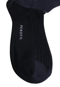 Calzino nero realizzato in materiale liscio, con texture a coste sulla parte superiore e un'etichetta stampata "PEROFIL" sul lato.