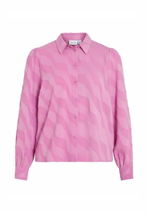 Blouse rose à manches longues et boutonnée avec un motif texturé en vagues, un col pointu et des épaules légèrement bouffantes.
