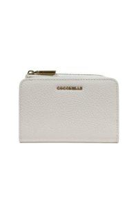 Biały portfel z teksturowanej skóry z złotym zamkiem błyskawicznym i wypukłym złotym logo "Coccinelle" na środku przedniej strony.