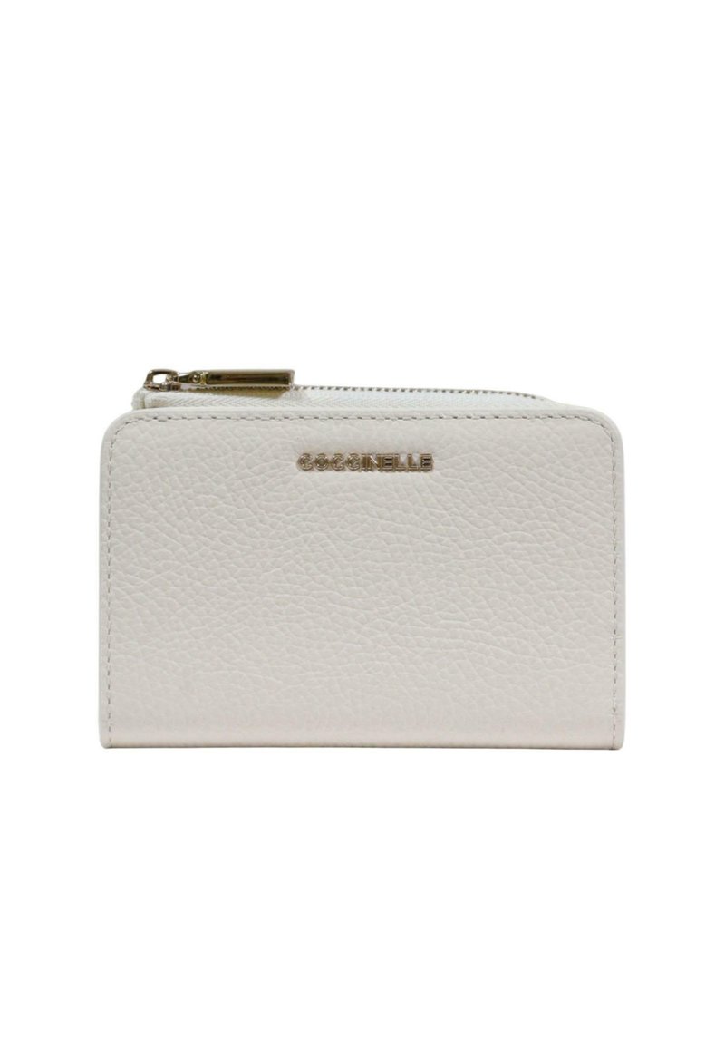 Biały portfel z teksturowanej skóry z złotym zamkiem błyskawicznym i wypukłym złotym logo "Coccinelle" na środku przedniej strony.