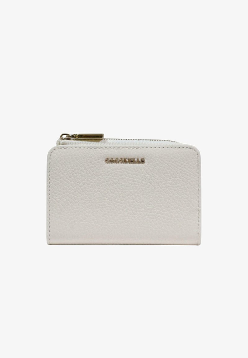 Biały portfel z teksturowanej skóry z złotym zamkiem błyskawicznym i wypukłym złotym logo "Coccinelle" na środku przedniej strony.