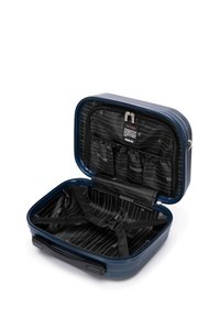 Funda de viaje rígida azul con interior negro, que cuenta con correas elásticas, bolsillo con cremallera y un diseño impreso con motivos de aviones.