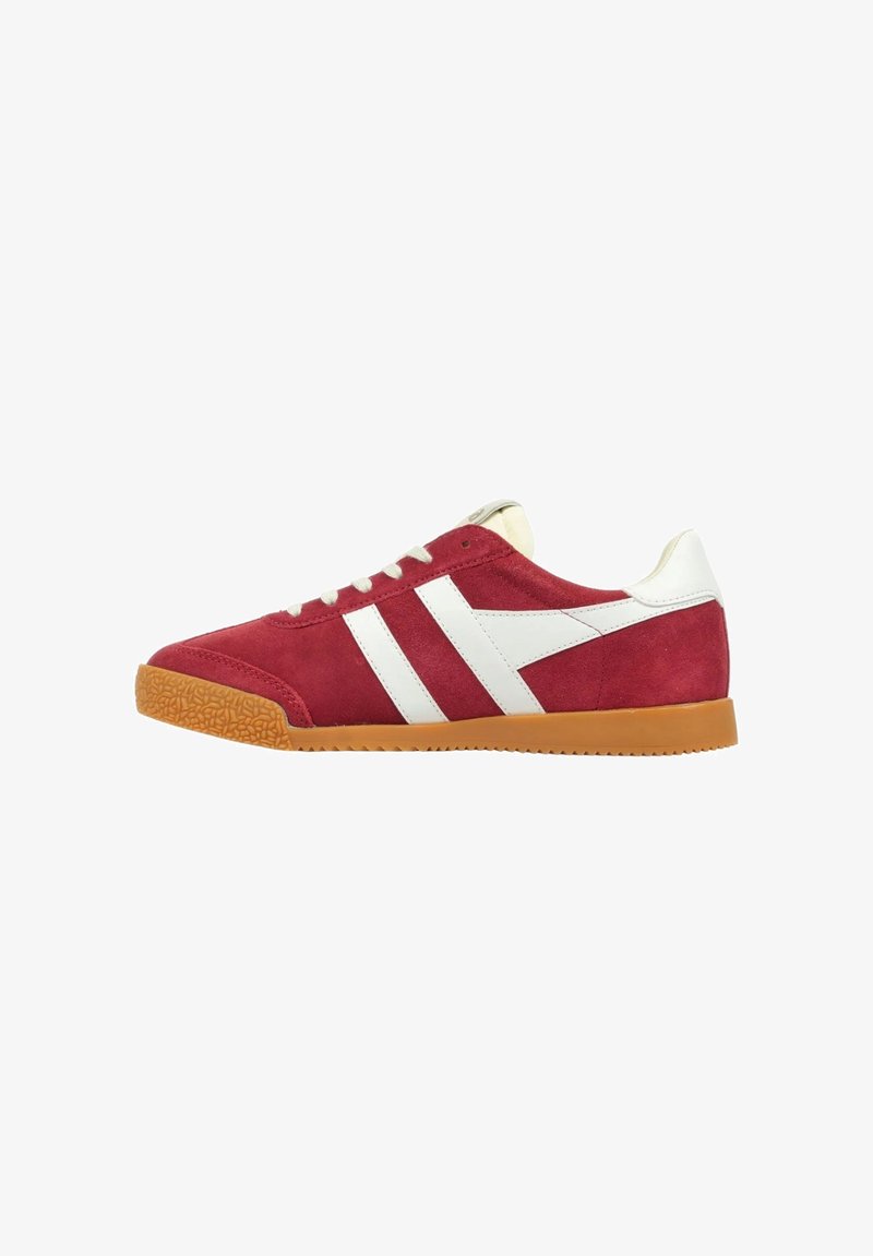 Sneaker rossa in suede con dettagli in pelle bianca, suola piatta in gomma, lacci bianchi e strisce diagonali sui lati. Design atletico classico.