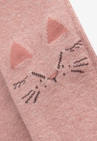 Hellrosa Socken mit einem Katzenkopf-Design, das dunklere Konturen für Schnurrhaare und Nase sowie rosa Ohren beinhaltet, die in den Stoff eingestrickt sind.