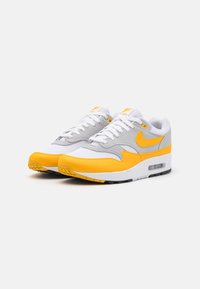 Nike Sportswear AIR MAX 1 - Sneakers low - white/university gold