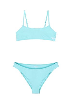 Jasnoniebieski dwuczęściowy bikini z regulowanymi ramiączkami na górze i prostym biodrówką na dole, wykonane z teksturowanej tkaniny, z małym białym logo.