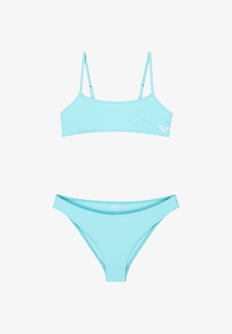 Bikini bleu clair en deux pièces avec bretelles réglables sur le haut et un bas simple taille basse, tissu texturé, et petit logo blanc.